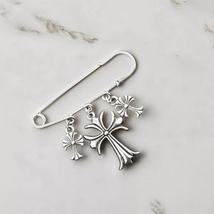 トリプルクロスチャーム安全ピンブローチ、クロームスタイルのクロスペンダント付きゴシッククリスチャン美的ピン