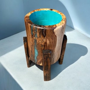 Epoxidharz und Holztopf