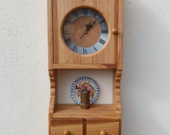 Wanduhr aus massivem Eichenholz. Handwerker. Rustikaler Landhausstil, Landhaus. Vintage-Wanddekoration. Eine antike Uhr.