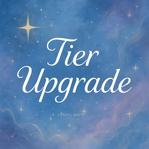 Pode incluir: Gráfico digital com tema celestial. As palavras "Tier Upgrade" estão em uma elegante escrita branca, em um fundo azul com estrelas e nuvens. O texto "A Witchy Heart" está na parte inferior.