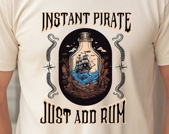 Könnte beinhalten: Ein weißes T-Shirt mit einem grafischen Design einer Flasche mit einem Schiff darin. Der Text "Instant Pirate Just Add Rum" ist auf das T-Shirt gedruckt.