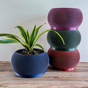 3D Printed Indoor Planter Pot with Drainage Tray, Uniquely Designed with Stylish Cross Hatch Pattern