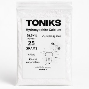 Peut inclure: Un sachet refermable en plastique transparent contenant de la poudre de calcium hydroxyapatite blanche. L'étiquette indique TONIKS, 99.5+% PURITY, 25 GRAMS, NANO 25(nm) nanometers, Ca 5(PO 4) 3OH, et suitable for vegans, avec un dessin de dent soulevant une barre.