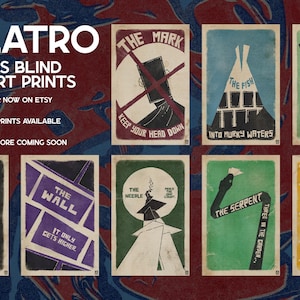 Pode incluir: Uma coleção de impressões de arte de fã "Balatro" Boss Blind, cada uma com 28 x 43 cm, apresentando designs únicos com textos como "The Mark", "The Fish" e "The Serpent". As impressões têm uma estética vintage.