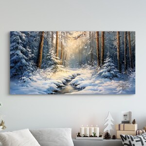 Peut inclure: Une peinture représentant une scène de forêt enneigée avec un ruisseau qui traverse le centre. Les arbres sont recouverts de neige et le soleil brille à travers les branches.