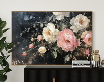 Op de afbeelding: Een rechthoekig ingelijst wandkunstwerk met een olieverfschilderij van witte en roze rozen tegen een donkere, sfeervolle achtergrond. Het bloemstuk bevat verschillende bloeiende bloemen en kleine knoppen met zichtbare penseelstreken.