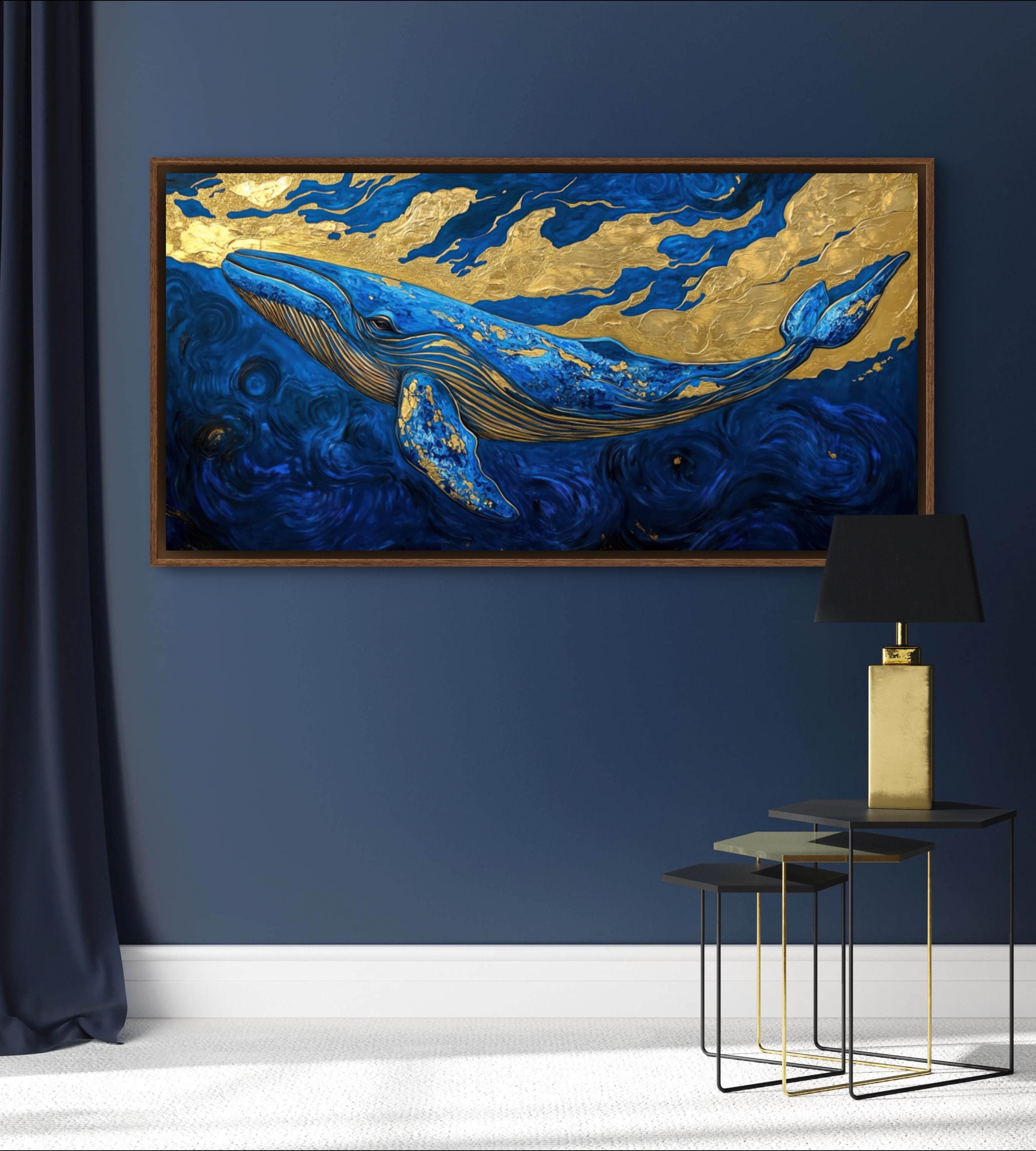 Arte panorâmica elegante de baleia azul - azul e dourado náutico para decoração acima da cama, impressão de pintura luxuosa de vida marinha