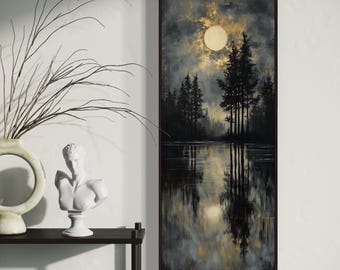 Maanverlichte bosmeerkunst - sfeervolle verticale print met gouden nachtelijke hemel en mistige bomen, perfect smal muurdecor voor ontspannende ruimtes