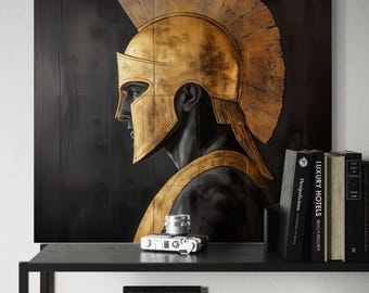 Puede incluir: Una pieza de arte mural cuadrada que muestra el perfil de un guerrero con un casco corintio dorado sobre un fondo negro. La obra se exhibe sobre un estante negro que contiene varios libros, incluyendo el título Luxury Hotels.
