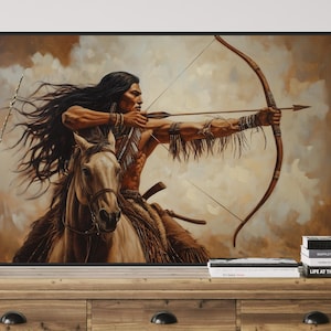 Puede incluir: Una pintura de un hombre nativo americano montando un caballo y apuntando con un arco y una flecha. El hombre tiene el pelo largo y negro y lleva un atuendo de cuero marrón. El caballo es marrón y blanco y está corriendo por un campo de nubes.