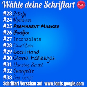 May include: A blue background with a list of font names and numbers. The text reads: "W&auml;hle deine Schriftart"  #23 Satisfy #24 Rochester #25 PERMANENT MARKER #26 Pacifico #27 Inconsolata #28 Great Vibes #29 Gochi Hand #30 Gloria Hallelujah #31 Dancing Script #32 Courgette #33 Bad Script Schriftart Vorschau auf www.fonts.google.com