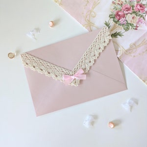 Sobres de encaje rosa ruborizado con forro floral. Papelería decorada para escribir cartas, invitaciones de boda, aniversarios y regalos románticos.