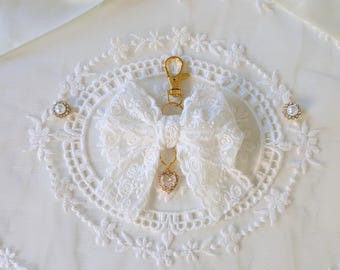 Llavero con lazo de encaje blanco y dije de corazón / Accesorio para bolsos y carteras Coquette