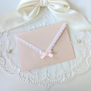 Coquette roze kanten enveloppen | A7-enveloppen met rozenvoering en parelversieringen
