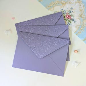 Lila enveloppenset met reliëf | A7-envelop met glanzend bloemenpatroon met wijnstokken voor 5 x 7 uitnodigingen, kaarten en meer