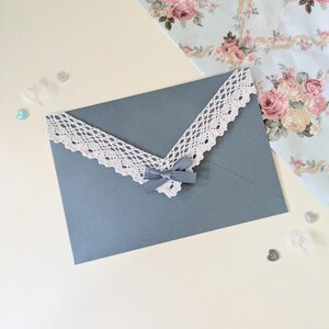 Enveloppes bleu cendré en dentelle | Jolie papeterie décorée à la main pour écrire des lettres, faire-part de mariage, anniversaires et cadeaux romantiques