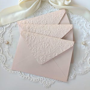 Ensemble d'enveloppes gaufrées rose poudré | Enveloppe A7 chatoyante motif vignes florales pour faire-parts, cartes et plus 5 x 7
