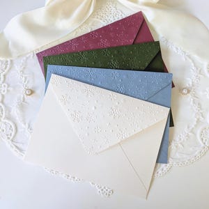 Schneeflocke Geprägte Umschläge - A7 Größe | Personalisierbare Winter und Feiertage Briefpapier Bild 1
