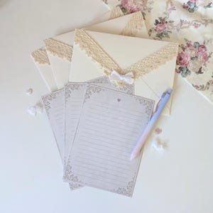 Conjunto de sobre y carta románticos / Lindo sobre A7 con encaje marfil y tarjeta gris de 5x7 con corazón para escribir cartas