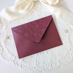 Schneeflocke Geprägte Umschläge - A7 Größe | Personalisierbare Winter und Feiertage Briefpapier Shimmer Red
