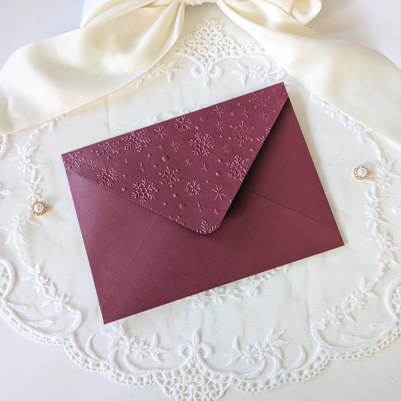 Schneeflocke Geprägte Umschläge - A7 Größe | Personalisierbare Winter und Feiertage Briefpapier Shimmer Red