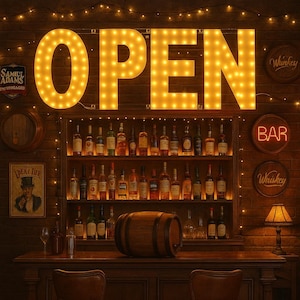 Puede incluir: Interior de bar con un gran letrero "OPEN" iluminado. Estanterías exhiben varias botellas de licor. También se ven un barril de madera y un letrero de neón "BAR". La escena es cálida y acogedora, con una estética vintage.