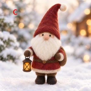 Könnte beinhalten: Eine gefilzte Weihnachtsmann-Figur mit einer hohen roten Zipfelmütze mit weißem Bommel, einem dichten weißen Bart, einem roten Mantel mit braunem Gürtel und dunkelbraunen Stiefeln. Die Figur hält eine kleine leuchtende Laterne und einen braunen Sack.