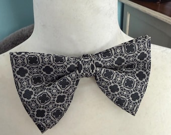 Muszka Ormond z klipsem w stylu lat 70.