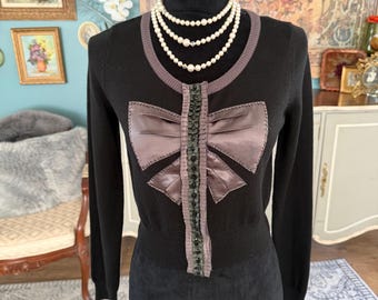 Vintage Schwarzer Pullover w Seide Prägeschleife & Perlen