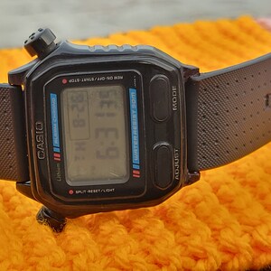 Puede incluir: Un reloj digital Casio negro con una correa de goma negra. La esfera del reloj muestra la hora, la fecha y el d&iacute;a de la semana.