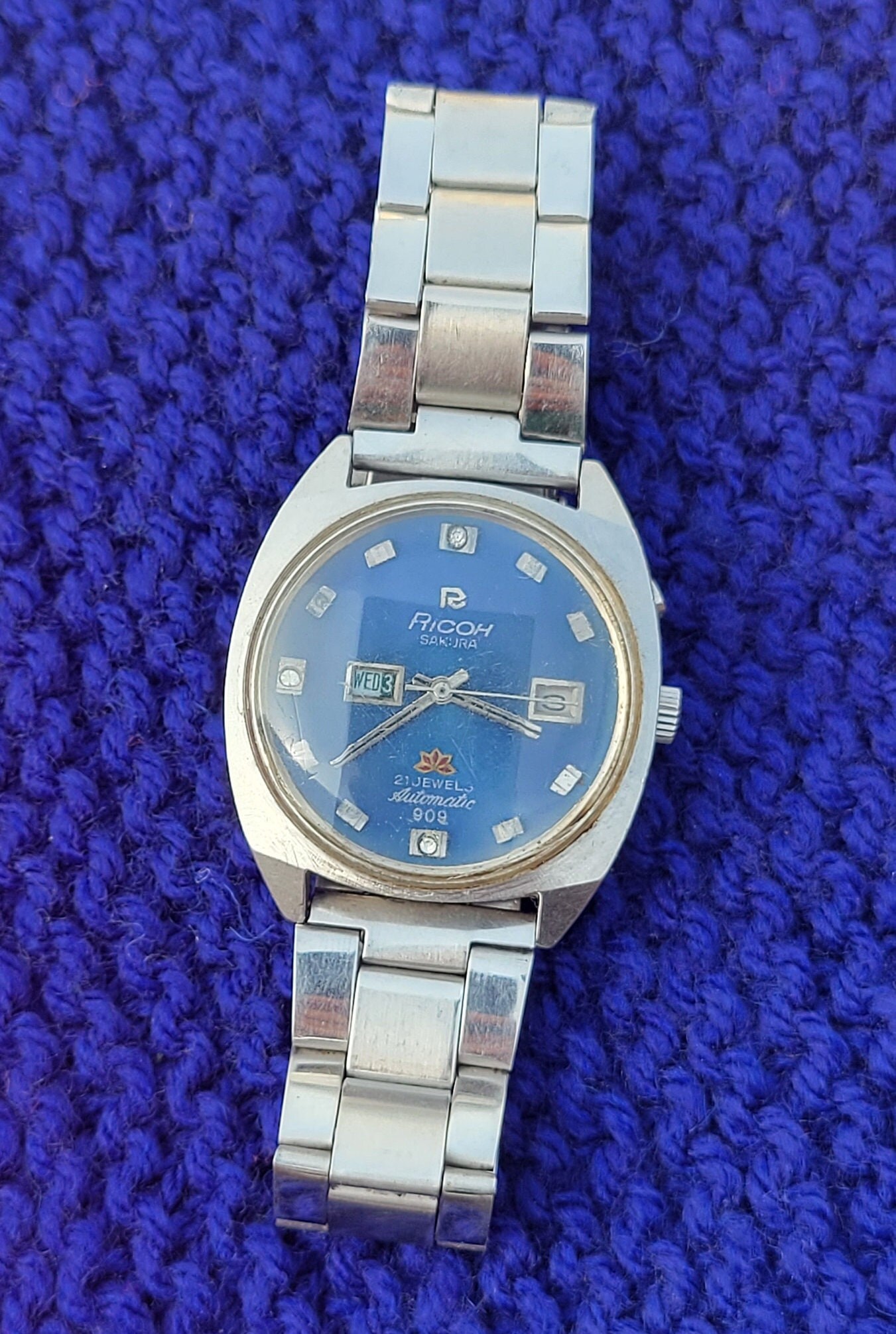 リアル 909 Sakura Ricoh Vintage Rare Automatic Day/date Jewels 21 3針＋カレンダー