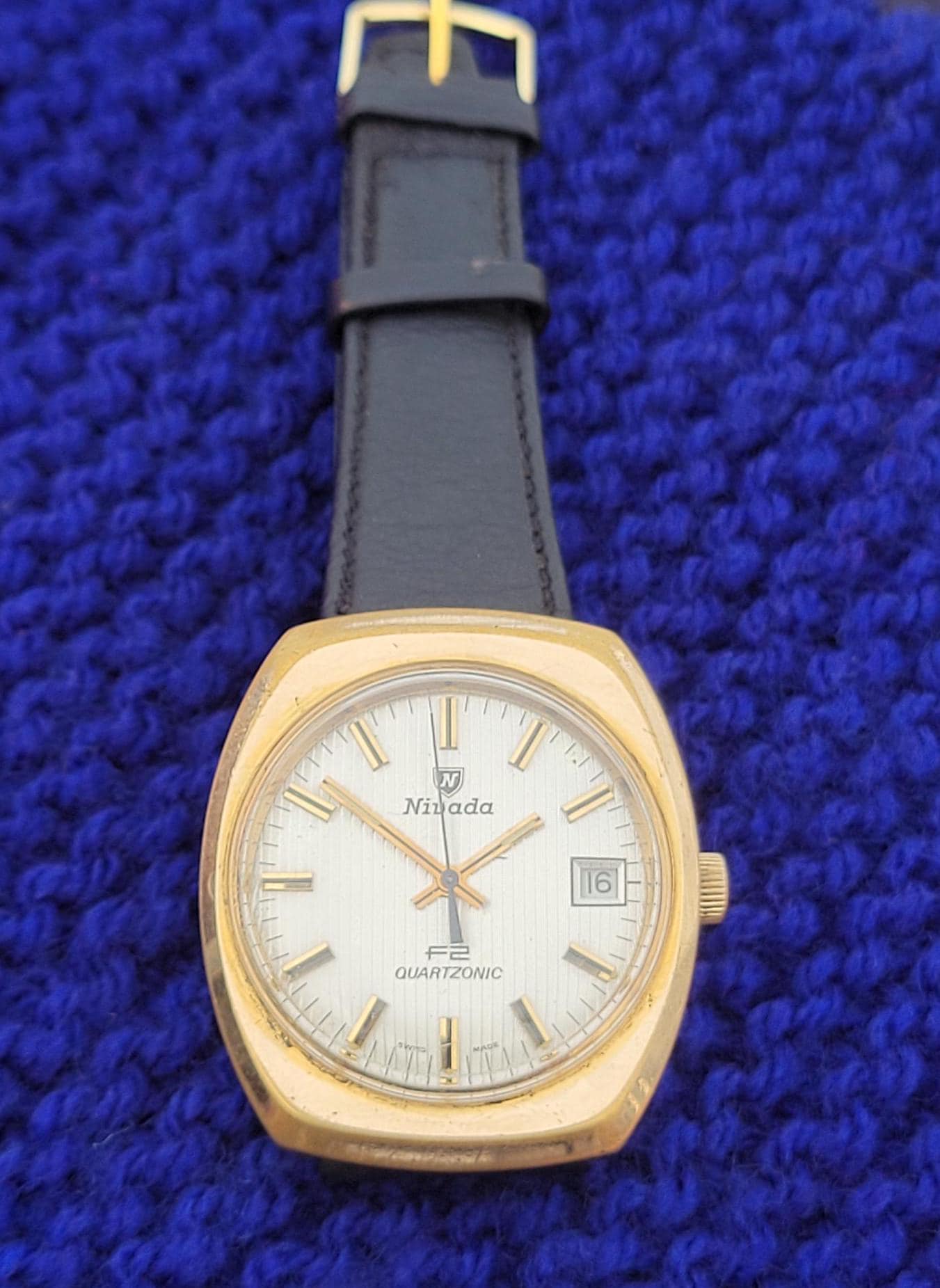 Vintage Nivada F2 Quartzonic Men's Watch: Swiss Made Golden Case