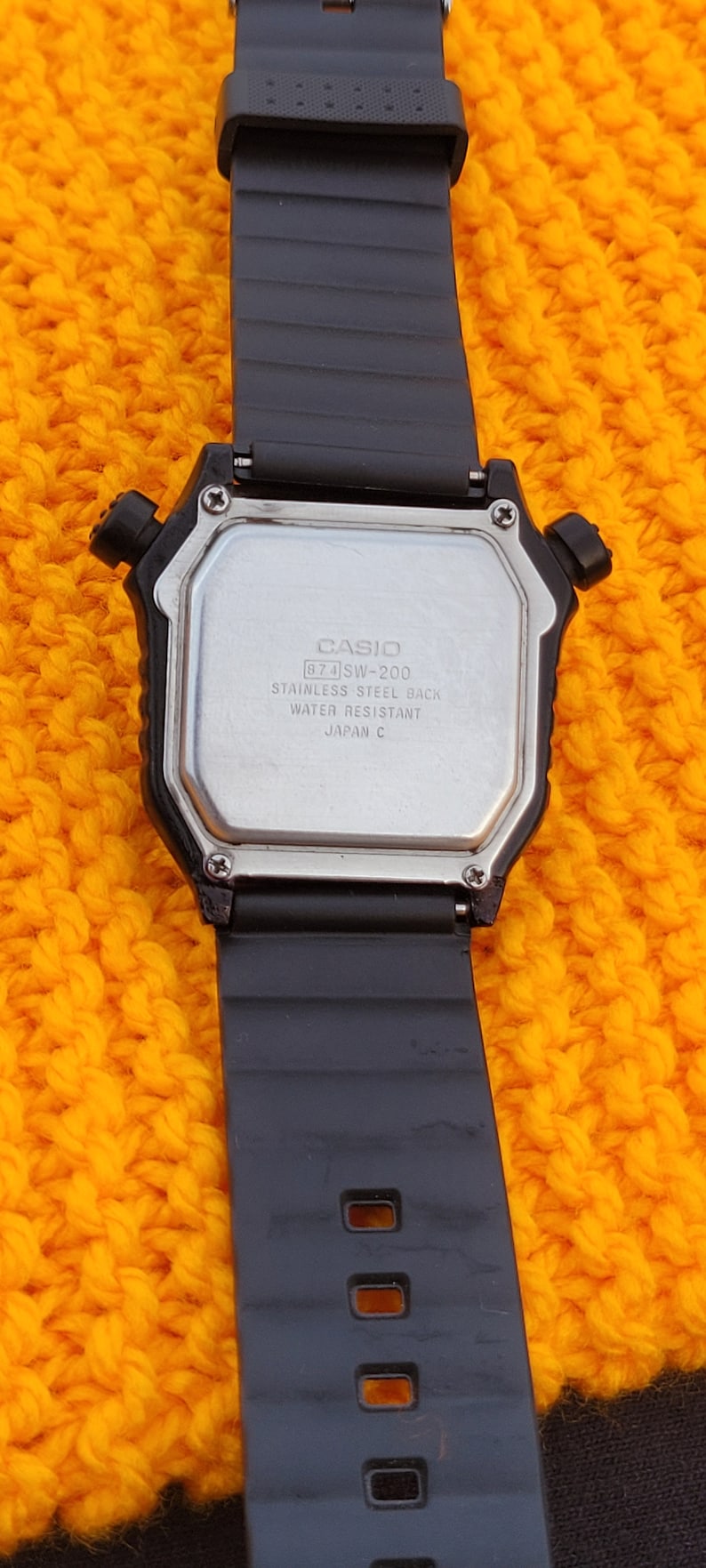 Puede incluir: Reloj digital Casio negro con fondo de acero inoxidable. El reloj es resistente al agua y est&aacute; hecho en Jap&oacute;n. El reloj tiene una correa negra con un dise&ntilde;o texturizado.