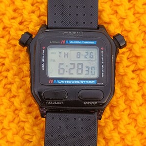 Puede incluir: Un reloj digital Casio negro con una correa negra. La esfera del reloj muestra la hora, la fecha y el d&iacute;a de la semana. El reloj es resistente al agua hasta 50 metros.