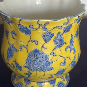 Wilson Porcelain Factory Chinoiserie Style Porcelain Cache Pot.