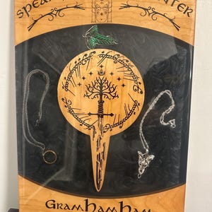 Personlig väggkonst med Sagan om ringen-tema | Anpassad fantasy-träväggdekoration | Graverad träskylt i alvisk stil | Handgjord nörddekoration
