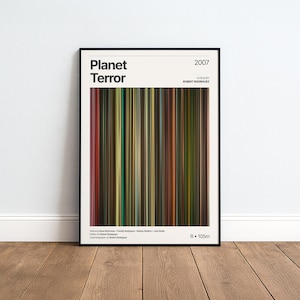Op de afbeelding: Een ingelijste filmposter voor Planet Terror, uitgebracht in 2007. Het ontwerp bevat een centrale verticale afbeelding in barcode-stijl, bestaande uit dunne, veelkleurige strepen in tinten bruin, rood, groen en geel, met tekstdetails.