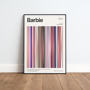 Könnte beinhalten: Ein gerahmtes Filmplakat für den Film Barbie aus dem Jahr 2023 unter der Regie von Greta Gerwig. Das Design zeigt den Titel Barbie oben, gefolgt von einer zentralen vertikalen Grafik aus zahlreichen dünnen, mehrfarbigen Streifen in Rosa-, Lila- und Blautönen. Der Text unten listet Besetzung und Crew auf, mit PG-13 und 114m in der Ecke.