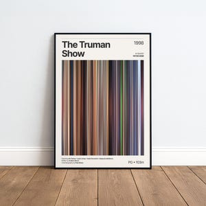 Könnte beinhalten: Ein gerahmtes Filmplakat für The Truman Show aus dem Jahr 1998 mit einer vertikalen Farbbalkengrafik, die die Farbpalette des Films darstellt. Der weiße Hintergrund enthält den Titel, Regisseur Peter Weir, Besetzung und technische Details.