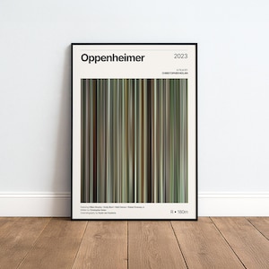 Könnte beinhalten: Ein gerahmtes Filmplakat für Oppenheimer 2023 mit einer zentralen vertikalen Grafik im Barcode-Stil, die aus dünnen Streifen in gedeckten Grün-, Braun- und Grautönen besteht. Der Text enthält den Filmtitel, Regisseur, Besetzung und Laufzeit.