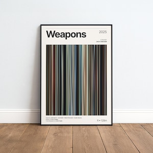 Könnte beinhalten: Ein gerahmtes Filmplakat für den Film Weapons aus dem Jahr 2025 unter der Regie von Zach Cregger. Das Design zeigt den Titel, das Jahr und die Credits in schwarzer Schrift auf cremefarbenem Grund mit einem zentralen vertikalen Balkengrafik-Muster.