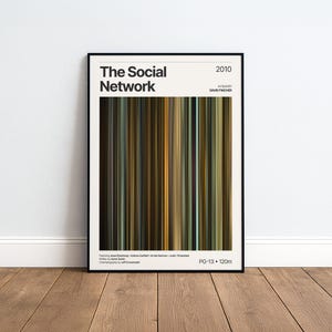 Può includere: Una locandina cinematografica incorniciata per The Social Network, uscita nel 2010 e diretta da David Fincher. Il design presenta un grafico centrale a barre verticali composto da toni marroni, dorati e scuri, con testo nero sui crediti.