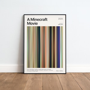 Puede incluir: Un póster de película enmarcado de A Minecraft Movie, 2025, con una paleta de colores vertical estilo código de barras en tonos tierra, azules y verdes. El borde blanco incluye el título, el director Jared Hess, el reparto y la clasificación PG.