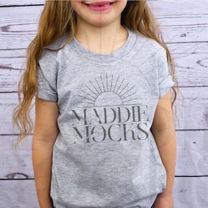 Mockup kindershirt, Bella Canvas 3001Y Athletic Heather, mock-up jeugdshirt, mock-up echte modellen, trendy POD-mockets, eenvoudige boho-esthetiek