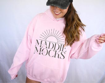 Maqueta de sudadera con capucha rosa claro Gildan 18500, maqueta de sudadera con capucha G185, maquetas de modelos reales, maquetas de POD de moda, estética bohemia simple