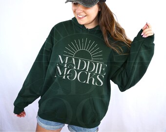 Maqueta de sudadera con capucha verde bosque Gildan 18500, maqueta de sudadera con capucha G185, maquetas de modelos reales, maquetas de POD de moda, estética bohemia simple