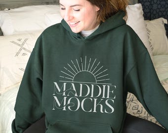 Maqueta de sudadera con capucha verde bosque Gildan 18500, maqueta de sudadera con capucha G185, maquetas de modelos reales, maquetas de POD de moda, estética bohemia simple