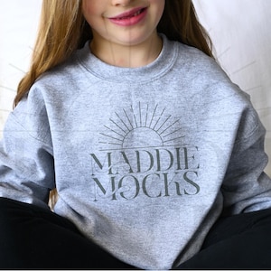 Gildan 18000B sportgrijs sweatshirtmodel, jeugdmodel sweatshirt met ronde hals, mock-up echte modellen, trendy POD-spotten, eenvoudige boho-esthetiek