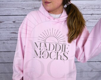 Maqueta de sudadera con capucha rosa claro Gildan 18500, maqueta de sudadera con capucha G185, maquetas de modelos reales, maquetas de POD de moda, estética bohemia simple