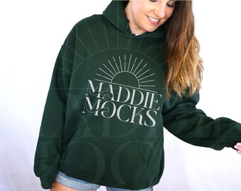 Maqueta de sudadera con capucha verde bosque Gildan 18500, maqueta de sudadera con capucha G185, maquetas de modelos reales, maquetas de POD de moda, estética bohemia simple